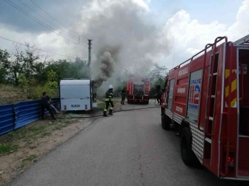 100 bin TL değerindeki karavan alev alev yandı
