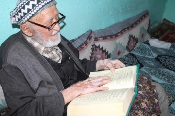 105 yaşındaki ‘Mehmet Amca’ yaşantısıyla gençlere örnek oluyor