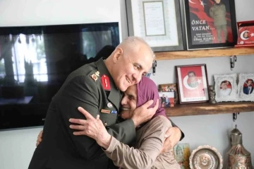 15 Temmuz kahramanı Gazi Tümgeneral, şehit annesini mezarlığa götürdü
