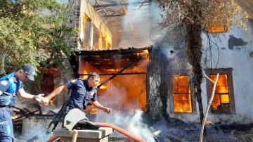 150 yıllık tarihi binayı alevler yuttu
