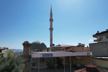 18. yüzyılda yapılan caminin taş minaresi yıkıldı, beton minaresi ayakta kaldı