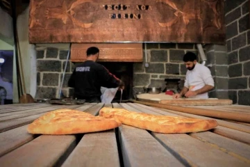 1865’ten bu yana üretilen ‘Diyarbakır ekmeği’ yerli ve yabancı vatandaşların damağına hitap ediyor

