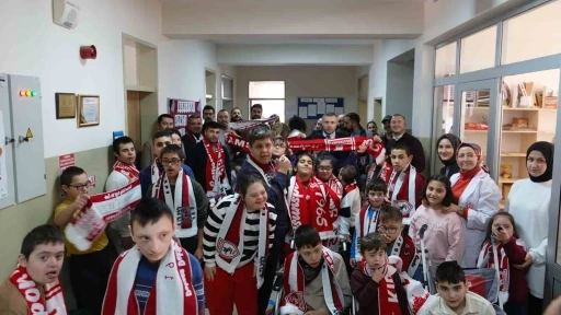 1965 Samsunspor Derneği’nden özel öğrencilere atkı ve polar
