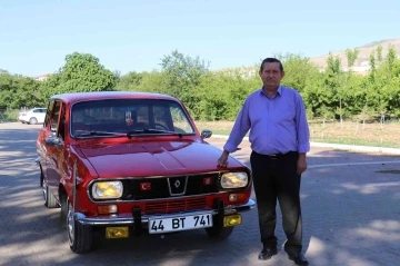 1975 model otomobiline çocuğu gibi bakıyor
