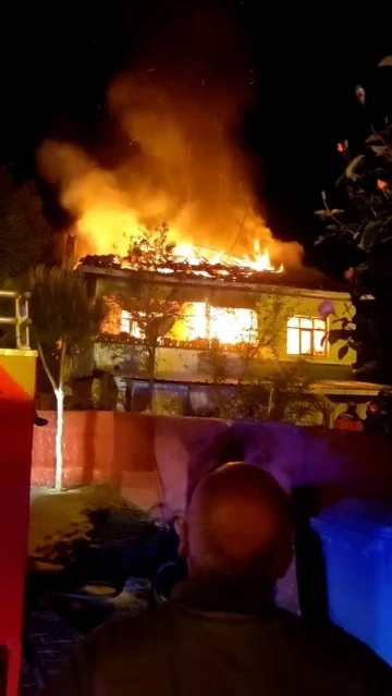 2 katlı ev alev alev yandı
