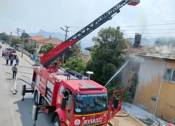 2 katlı evin en üst katı alevlere teslim oldu
