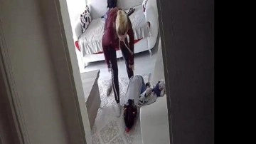 2 kızını dövdüğü kamerayla görüntülenen anneye gözaltı