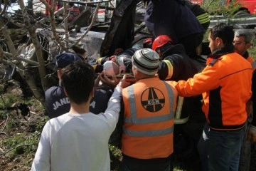 2 saat önce aldıkları otomobille kaza yaptılar: 1'i ağır 2 yaralı