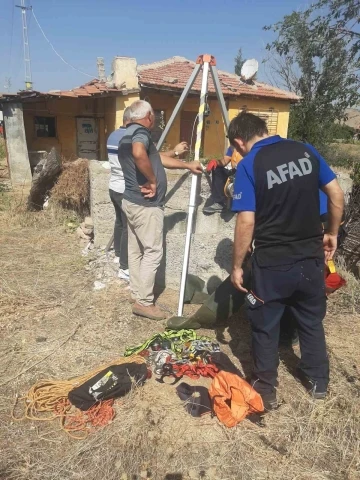 20 metrelik su kuyusuna düşen keçi kurtarıldı
