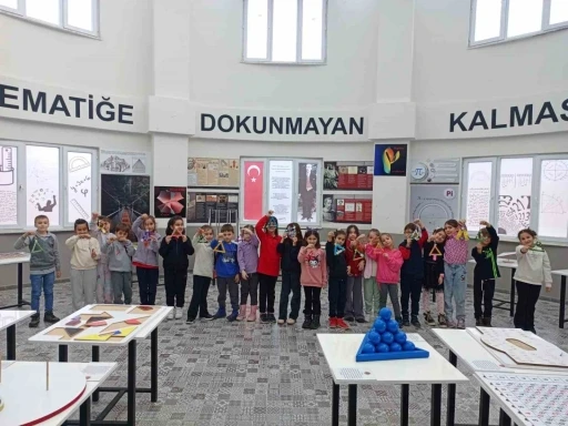 200 öğrenci ücretsiz şekilde birçok alandaki dersleri görüyor
