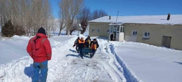 219 yerleşim yeri ulaşıma kapandı, ekipler yaşlı hasta için seferber oldu
