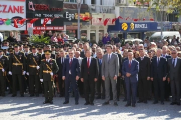 29 Ekim Cumhuriyet Bayramı kutlamaları çelenk sunma töreni ile başladı
