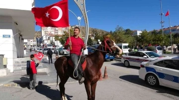 29 Ekim Cumhuriyet Bayramı kutlamalarına at sırtında katıldı
