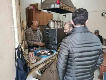 29 yıllık çay ocağı ile önce çocuklarını, şimdi torunlarını okutuyor
