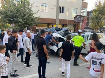 3 araca çarparak caddeyi savaş alanına döndürdü
