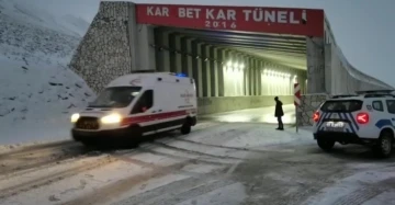 3 bin rakımlı Karabet Geçidi’nde kar yağışı
