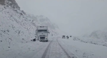 3 bin rakımlı Karabet Geçidi’nde kar yağışı trafiği olumsuz yönde etkiledi
