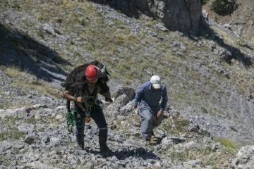 3 gün yamaçta mahsur kalan keçiyi itfaiye ekipleri kurtardı
