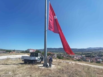 30 metre yükseklikte dalgalanan Türk bayrağı yenilendi
