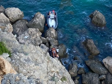 30 metrelik falezlerin alt kısmında hareketsiz yatan şahsı deniz polisi kurtardı
