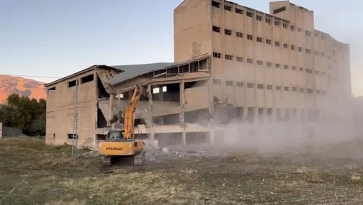 30 yıldan fazladır faaliyete giremeyen ruhsatsız un fabrikası yıktırıldı
