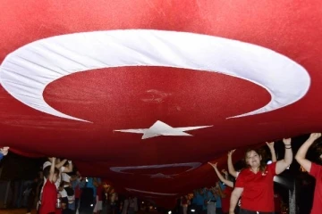 300 metrelik bayrakla Cumhuriyete Saygı Yürüyüşü