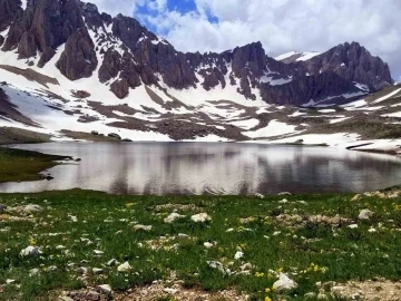 3000 rakımlı muhteşem manzarasıyla Munzur Dağı’nda yaz ve kış birarada yaşanıyor
