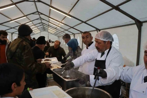 350 kişiye iftar yemeği veriliyor
