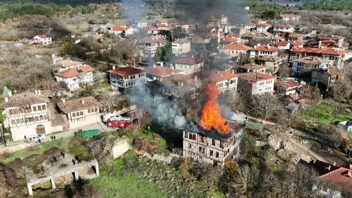 350 yıllık tarihi konak alev alev yandı
