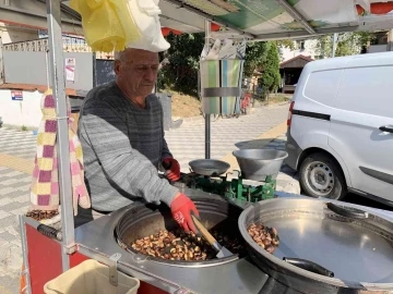 36 yıldır sokaklarda kestane satarak geçimini sağlıyor
