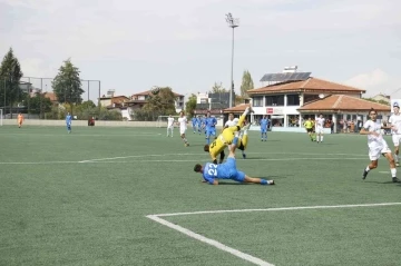 4 kırmızı kartın olduğu karşılaşma 2-2 sona erdi
