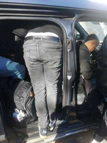 4 kişilik araçta 13 düzensiz göçmen yakalandı
