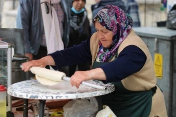 40 yıl önce geçtiği tezgahın başında şimdi siparişlere yetişemiyor