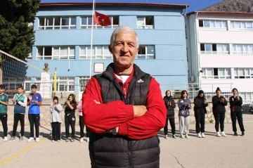 42 yıl aynı okulda görev yapan ’Nadir Hoca’ya alkışlı veda
