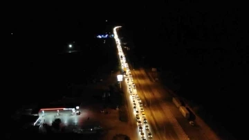 43 ilin geçiş güzergahında gece yarısı trafik yoğunluğu: Kuyruğun ucu bucağı görünmüyor
