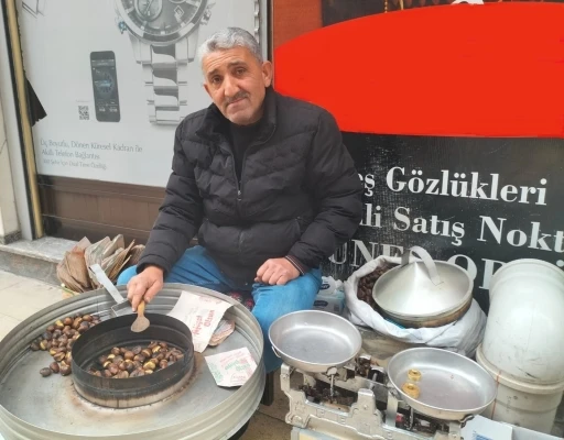 43 yıldır aynı köşede kestane satıyor
