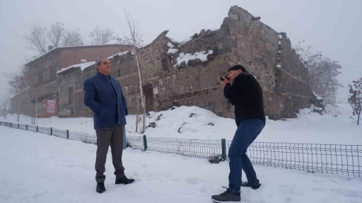 44 yıl önce Erzurum’da fotoğrafladığı çocuğa ulaştı
