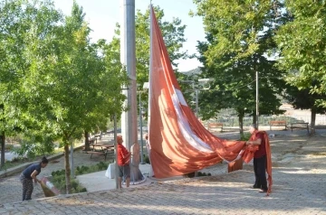54 haneli mahallede 54 metrekarelik Türk bayrağı
