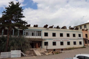 57 yıllık Oltu Devlet Hastanesi eski binası sökülüyor
