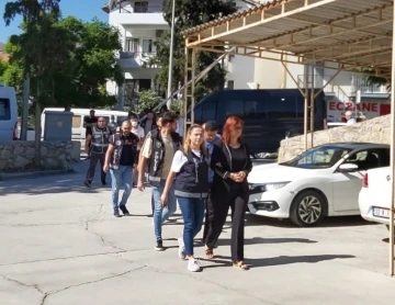 6 ilde dolandırıcılık operasyonunda gözaltına alınan şüpheliler adliyeye sevk edildi
