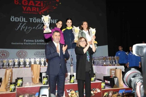 6. Gazi Yarı Maratonu’nda dereceye giren sporcular ödüllerini aldı