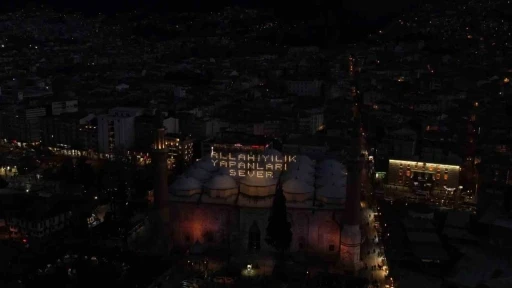 626 yıllık Ulu Cami’ye Ramazan mahyası asıldı...İlk mesajda iyilik vurgusu
