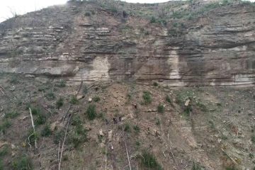 70 metrelik kayalıklardan düşen adamı jandarma dron ile buldu
