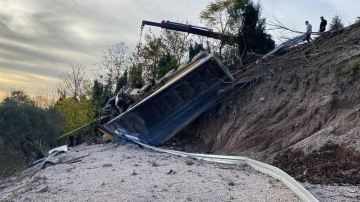 75 metre sürüklenen hafriyat kamyonu yeşillik alana devrildi: 1 ölü, 1 yaralı
