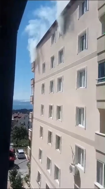 8 katlı apartmanda yangın paniği: 1 kişi dumandan etkilendi
