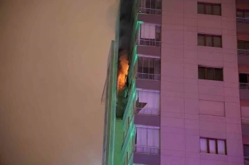 8. katta çıkan yangında alevler 9. kata sıçradı
