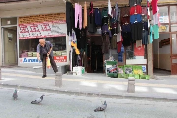 83 yaşındaki esnaf siftah parasıyla kuşlara yem alıyor
