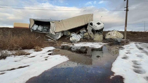 900 kilometre yol kat etti, varacağı yere 3 kilometre kala devrildi
