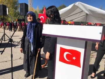 99 yaşındaki ninenin kürsüden okuduğu şiirler kutlamalara damga vurdu
