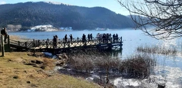 Abant’ta güneşli havanın tadını çıkardılar
